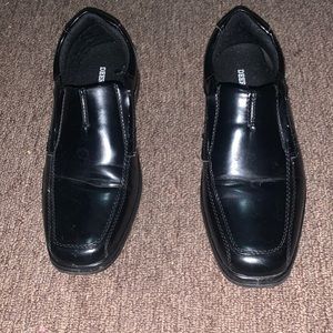 New Dress shoes. Worn like 2 or 3 times.